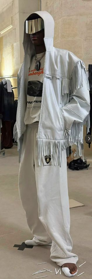 足鞋卖1万网友吐槽：扔街上都不捡OG真人不坑穷人！巴黎世家推出赤(图2)