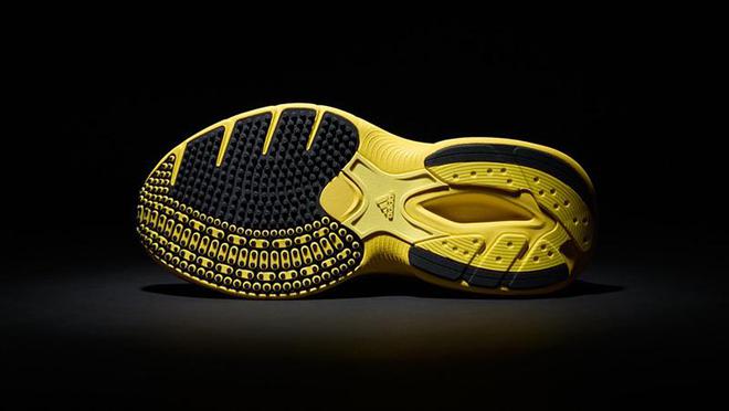 、On 和 LOEWE 的 2025 春夏联名发布OG真人每周鞋报：Crocs 携手《辛普森一家》(图2)